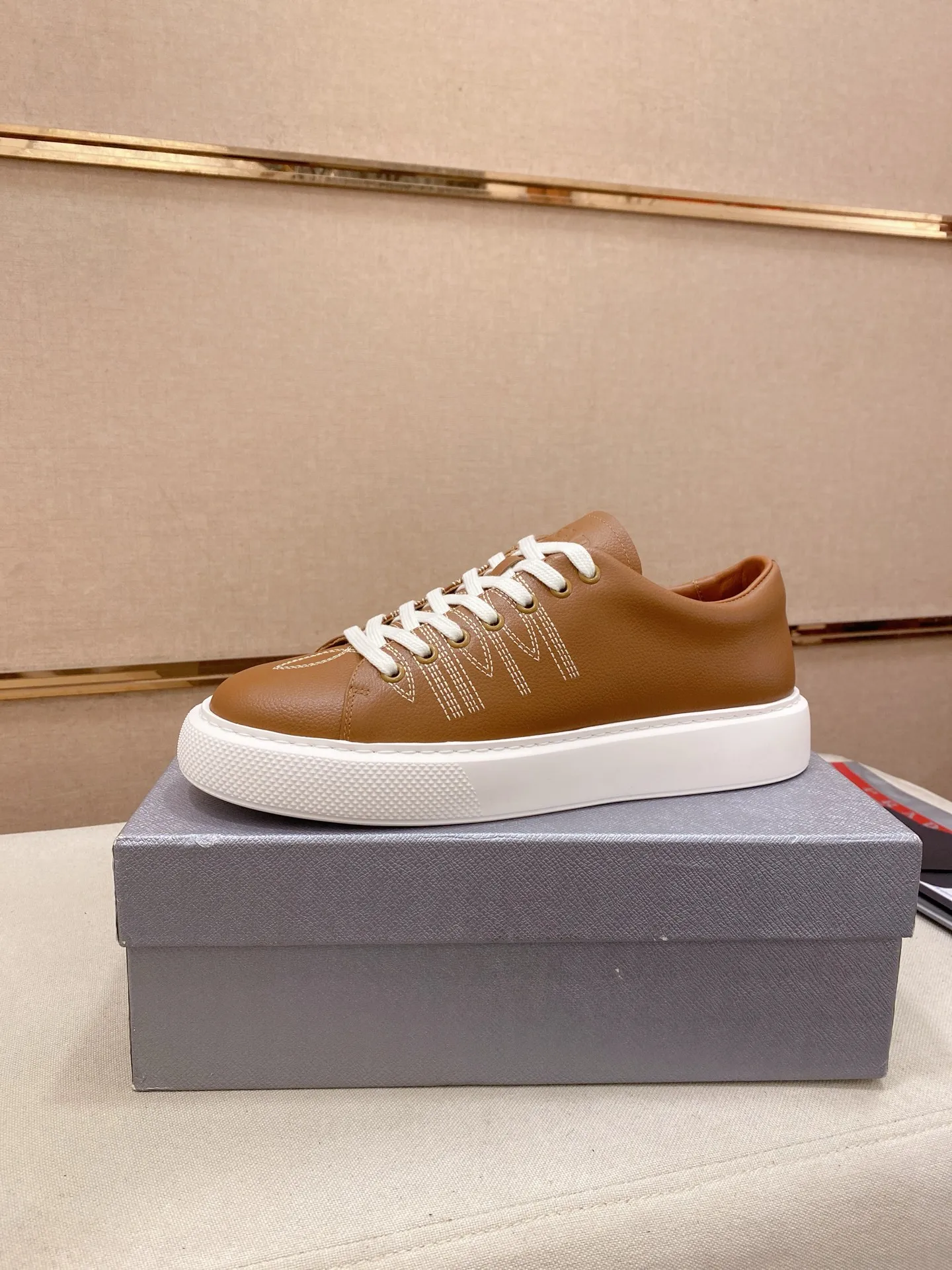 Factory price 560💰 ✔️✔️✔️Higher version High-quality new PRADA (Prada) counters are launched simultaneously. The new men's shoes and 😘fabric are made of selected first-layer cowhide with superb craftsmanship. Lining: Full cowhide lining. 👍🏿 High-end ☄️ air-cushion molded anti-slip rubber outsole, exquisite lines, simple and elegant, comfortable and high-end for leisure travel. Code number: 38 to 45